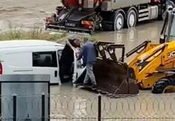 Ankara'da sağanak; yollar göle döndü, mahsur kalanlar kurtarıldı