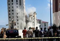 Hasarlı bina, yıkım sırasında sağlam binanın üzerine devrildi; o anlar kamerada