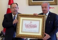 YSK Başkanı Yener Cumhurbaşkanı mazbatasını TBMM Başkanı Şentop'a sundu