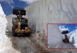 Askeri üs bölgelerin yolunu açmak için metrelerce karla mücadele