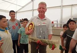 NATO çadır kentinde görev yapan İngiliz emekli askere duygu dolu veda