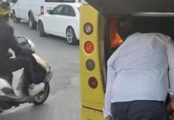 Kağıthane'de otobüsün yanan motorunu üfleyerek söndürmeye çalıştı