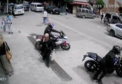 Avcılar'da otoparktan motosiklet hırsızlığı kamerada