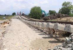 Selde tren hattı hasar gördü, olası faciayı vatandaşlar önledi
