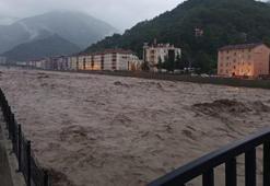 Kastamonu'da dere suları yükseldi, iş yeri ve evleri su bastı