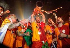 Galatasaray şampiyonluk kupasını kaldırdı