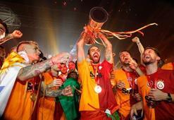 Galatasaray şampiyonluk kupasını kaldırdı