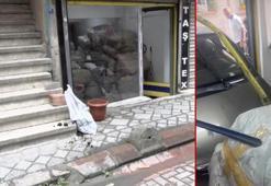 Zeytinburnu'nda park halindeki otomobilini çıkarmak isterken, iş yerine daldı