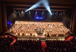 Aşkın Nur Yengi 500 öğrenciyle sahne aldı