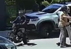 Sürücüler kavga ederken motosikleti çaldı