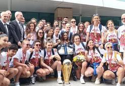 Kadın Futbol Süper Ligi şampiyonu Ankara Büyükşehir Belediyesi FOMGET'e coşkulu karşılama