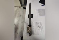 Döner bıçaklı saldırgan, polis tarafından biber gazıyla etkisiz hale getirildi