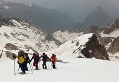 Bölgedeki dağların tanıtımı için Cilo'nun zirvesine çıktılar