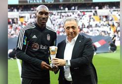 Beşiktaşlı taraftarlardan Atiba Hutchinson’a veda