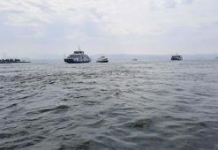 İzmir'de, arabalı vapur karaya oturdu