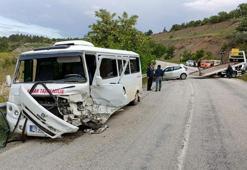 İşçi minibüsü ile otomobil çarpıştı; 13 yaralı
