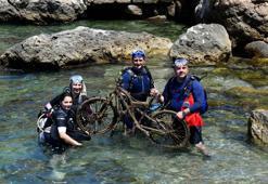 Deniz dibinden bisiklet ve balık kafesi çıktı