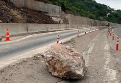 Dağdan kopan dev kayalar yola indi, ulaşım durdu