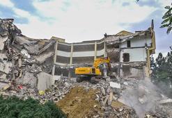 Depremde hasar gören Dicle Üniversitesi rektörlük binasının yıkımına başlandı