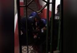 Elinde satırla sokakta bağırarak yürüdü; havaya ateş açılarak gözaltına alındı