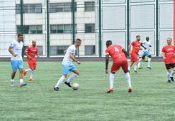 Yıldız veteranlar depremzedeler için gösteri maçında bir araya geldi