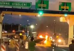 TEM'de gişelere çarpan alkollü sürücünün kullandığı otomobil alev alev yandı; o anlar kamerada