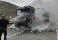 Seyir halinde alev alan TIR yandı