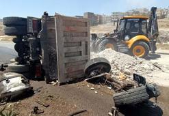 Freni boşalan kamyon durak, direkler ve ağaçlara çarpıp devrildi