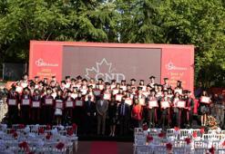Türk ve Kanada müfredatında eğitim gören öğrenciler çift diplomayla mezun oldu