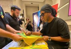 Efsane futbolcu Ronaldinho saç bakımı için İstanbul’da