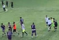 Amatör maçtan sonra saha karıştı, rakip oyunculara saldırdılar