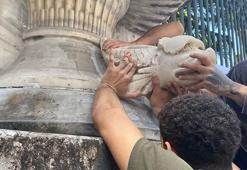 Galatasaray Lisesi kapısındaki kayıp yılan heykelinin yerine kopyası yerleştirildi