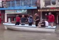 Samsun'da sel; göle dönen sokakları bindikleri sandalla gezdiler