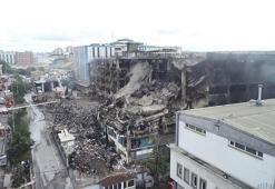 Başakşehir'deki 4 gündür yanan binada itfaiye ekipleri arama yaptı