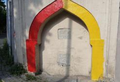 Fatih'te tarihi çeşmeyi sarı kırmızı renge boyadılar