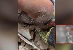 Ukrayna polisi enkaz altında kalan kadını böyle kurtardı