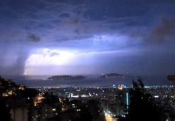 İstanbul’da gece saatlerinde şimşek ve gök gürültüsü etkili oldu