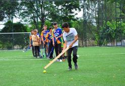 Tahta sopalarla başladıkları hokeyde, profesyonelliğe adım attılar