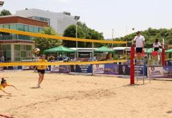 Bozkırın ortasında plaj voleybolu heyecanı