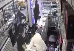 Taksim'de Japon turistin elindeki cep telefonunu çaldı