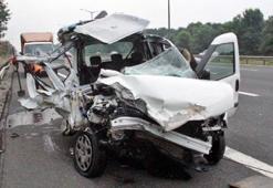 TIR'a arkadan çarpan hafif ticari araçtaki 3 kişi yaralandı