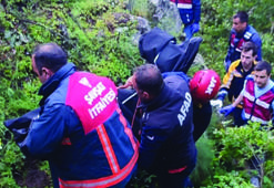 Uçuruma yuvarlanan hafif ticari aracın sürücüsü öldü
