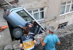 Apartman boşluğuna dik şekilde düşen otomobildeki çift yaralandı