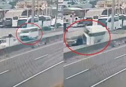 Sürücünün, para üstü verirken kontrolünü kaybettiği minibüs otomobile çarpıp, devrildi: 10 yaralı