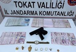 Tokat'ta köy evlerinde hırsızlık yapan 2'si kadın 3 şüpheli yakalandı