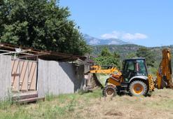 Antalya'da sit alanına yapılan kaçak yapılar yıkıldı