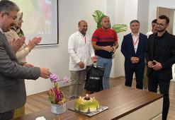 Depremde ailesinden 13 kişiyi kaybetti, doğum gününü vali ve iş arkadaşları kutladı