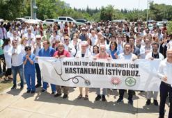 Hala hizmet veren orta hasarlı Balcalı Hastanesi'nin doktorları çözüm için yürüdü