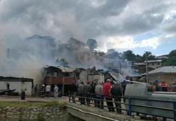 Erzurum'da evde çıkan yangın, bitişiktekilere de sıçradı; 12 ev zarar gördü