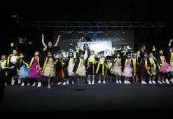 Anaokullu minikler cübbe giyip kep atarak mezun oldu